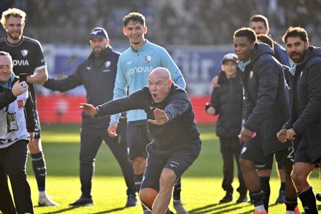 Cheering coach Uwe Rösler VfL Bochum , back from left , Philipp Strompf VfL Bochum , Cajetan Lenz VfL Bochum , Farid Alfa Ruprecht VfL Bochum , Gerrit Holtmann VfL Bochum 02 11 2025, Soccer 2 Bundesliga, Season 2025 2026, 11 Matchday, VfL Bochum 1 FC Magdeburg 2 0 DFL regulations prohibit any use of photographs as image sequences and or quasi video Bochum Vonovia Ruhrstadion Nordrhein Westfalen Germany Team2