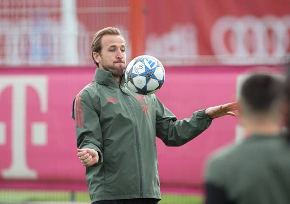 Football, Men, Champions League, 2025 2026 season, FC Bayern Munich, Final training session Harry Kane FC Bayern Munich takes a ball with his chest
