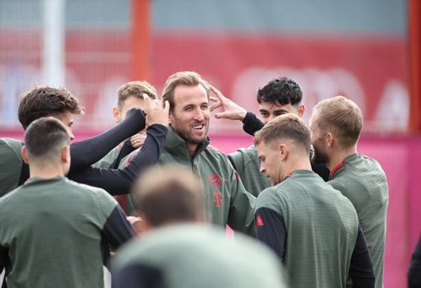 Fussball, Herren, Champions League, Saison 2025 2026, FC Bayern München, Abschlusstraining Harry Kane (FC Bayern München) verlierer im internen Kreisausspielen, Ohrklaps *** Football, Men, Champions League, Season 2025 2026, FC Bayern Munich, Final training Harry Kane FC Bayern Munich loses in internal circle match, Ear clap