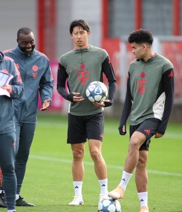 Football, Men, Champions League, Season 2025 2026, FC Bayern Munich, Final training Hiroki Ito FC Bayern Munich back in action, here standing with a ball in his hands