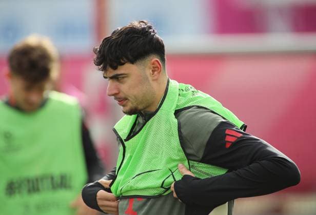 Football, Men, Champions League, Season 2025 2026, FC Bayern Munich, Final training Aleksandar Pavlovic FC Bayern Munich puts on a shirt