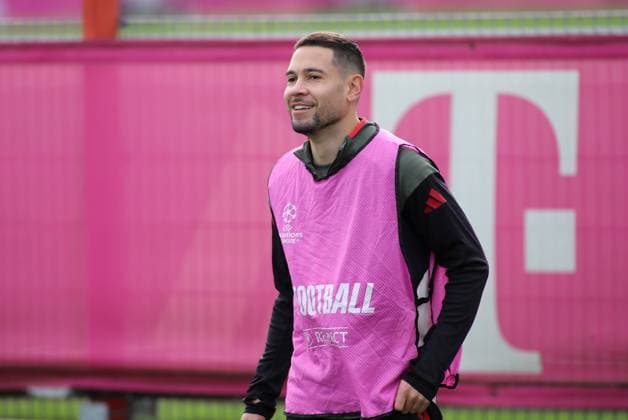 Football, Men, Champions League, Season 2025 2026, FC Bayern Munich, Final training Raphael Guerreiro FC Bayern Munich with shirt, standing
