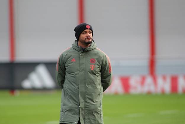 Football, men, Champions League, season 2025 2026, FC Bayern Munich, final training Vincent Kompany, coach FC Bayern Munich standing, watching, observing, thinking