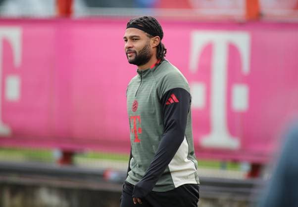 Football, Men, Champions League, Season 2025 2026, FC Bayern Munich, Final training Serge Gnabry FC Bayern Munich standing, Kofp, Upper body