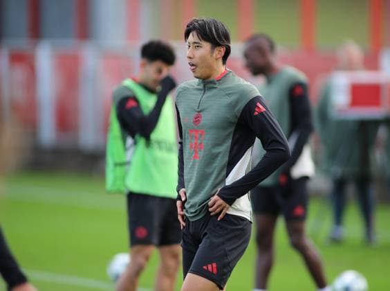 Football, men, Champions League, 2025 2026 season, FC Bayern Munich, final training Hiroki Ito FC Bayern Munich tongue out, exhausting, take a deep breath