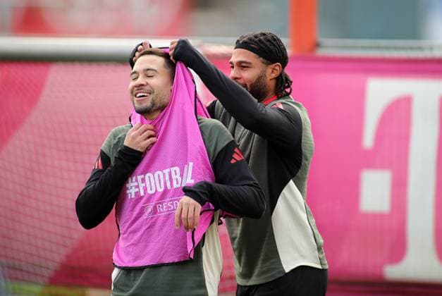 Football, Men, Champions League, Season 2025 2026, FC Bayern Munich, Final training Raphael Guerreiro FC Bayern Munich left gets the shirt pulled over his head by Serge Gnabry FC Bayern Munich right