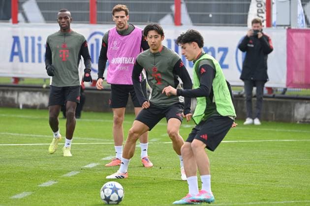 from left Nicolas JACKSON Bayern Muenchen ,Leon GORETZKA Bayern Muenchen ,Hiroki ITO Bayern Muenchen ,Action,duel final training on 03 11 2025 Football Champions League,Season 2025 26 Paris Saint Germain FC Bayern Muenchen