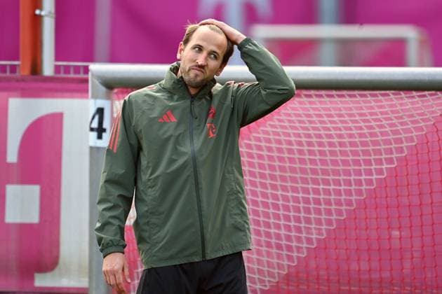 Harry KANE Bayern Muenchen ,skeptical, action,single image,cropped single motif,half figure,half figure final training on 03 11 2025 Football Champions League,season 2025 26 Paris Saint Germain FC Bayern Muenchen