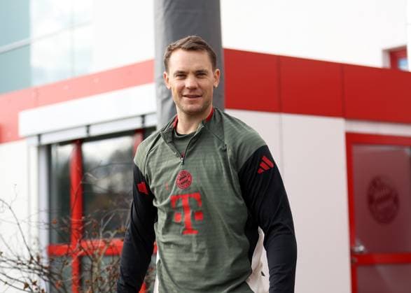 Football, Men, Champions League, Season 2025 2026, FC Bayern Munich, Final training Manuel Neuer FC Bayern Munich on the way to the training ground, Head, Upper body