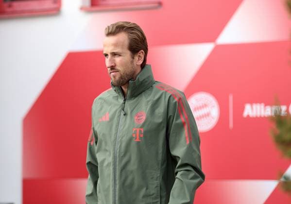 Football, Men, Champions League, Season 2025 2026, FC Bayern Munich, Final training Harry Kane FC Bayern Munich on the way to the training ground, Head, Upper body