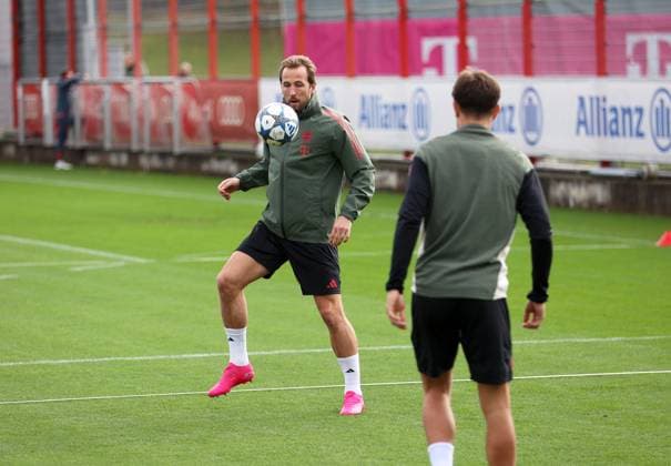 Football, Men, Champions League, 2025 2026 season, FC Bayern Munich, Final training session Harry Kane FC Bayern Munich takes a ball