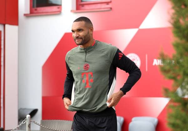 Football, Men, Champions League, 2025 2026 season, FC Bayern Munich, final training session Jonathan Tah FC Bayern Munich on the way to the training ground, head, upper body