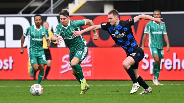 02 11 2025 Soccer Season 2025 2026 2 Soccer Bundesliga 11 Matchday SC Paderborn 07 SCP SpVgg Greuther Fürth SGF Kleeblatt Sportfoto Zink xwoxzix DFL regulations prohibit any use of photographs as image sequences and or quasi video only for editorial use Felix Klaus 30, SpVgg Greuther Fürth Tjark Scheller 25, SC Paderborn 07