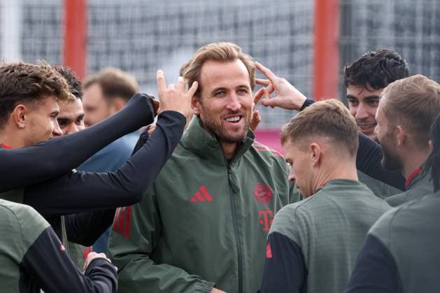 The players flick the ear of Harry Kane FC Bayern Muenchen, 09 , Tom Bischof FC Bayern Muenchen, 20 with Luis Diaz FC Bayern Muenchen, 14 and Joshua Kimmich FC Bayern Muenchen, 06 , with Josip Stanisic FC Bayern Muenchen, 44 and Aleksandar Pavlovic FC Bayern Muenchen, 45 with Konrad Laimer FC Bayern Muenchen, 27 , GER, Final training, FC Bayern Muenchen, Football, UEFA Champions League, League phase, Matchday 4, 2025 2026 season, 03 11 2025, GER, Final training, FC Bayern Muenchen, Football, UEFA Champions League, League phase, Matchday 4, 2025 2026 season, 03 11 2025 Muenchen Copyright: xEibner-Pressefoto JennixMaulx EP_JML