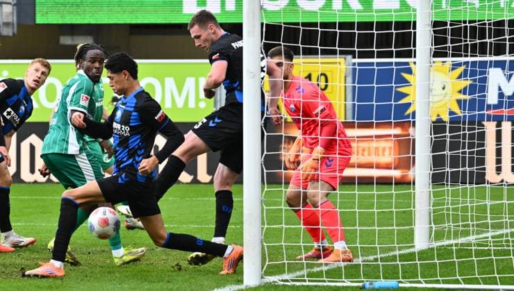 02 11 2025 Soccer Season 2025 2026 2 Soccer Bundesliga 11 Matchday SC Paderborn 07 SCP SpVgg Greuther Fürth SGF Kleeblatt Sportfoto Zink xwoxzix DFL regulations prohibit any use of photographs as image sequences and or quasi video only for editorial use Noel Futkeu 9, SpVgg Greuther Fürth vs Santiago Castaneda 5, SC Paderborn 07 Tjark Scheller 25, SC Paderborn 07 Dennis Seimen 41, SC Paderborn 07