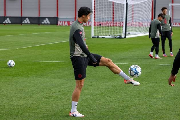 Hiroki Ito FC Bayern Muenchen, 21 with ball, GER, Final training, FC Bayern Muenchen, Football, UEFA Champions League, League phase, Matchday 4, 2025 2026 season, 03 11 2025, GER, Final training, FC Bayern Muenchen, Football, UEFA Champions League, League phase, Matchday 4, 2025 2026 season, 03 11 2025 Muenchen Copyright: xEibner-Pressefoto JennixMaulx EP_JML