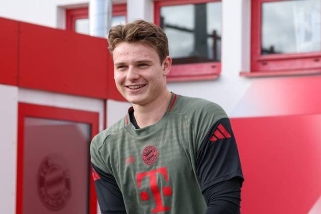 Jonas Urbig FC Bayern Muenchen, 40 laughs, GER, Final training, FC Bayern Muenchen, Football, UEFA Champions League, League phase, Matchday 4, 2025 2026 season, 03 11 2025, GER, Final training, FC Bayern Muenchen, Football, UEFA Champions League, League phase, Matchday 4, 2025 2026 season, 03 11 2025 Muenchen Copyright: xEibner-Pressefoto JennixMaulx EP_JML
