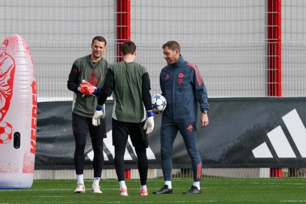 Manuel Neuer FC Bayern Muenchen, 01 with Jonas Urbig FC Bayern Muenchen, 40 and Michael Rechner FC Bayern Muenchen, Goalkeeping Coach , GER, Final training, FC Bayern Muenchen, Football, UEFA Champions League, League Phase, Matchday 4, Season 2025 2026, 03 11 2025, GER, Final training, FC Bayern Muenchen, Football, UEFA Champions League, League Phase, Matchday 4, Season 2025 2026, 03 11 2025 Muenchen Copyright: xEibner-Pressefoto JennixMaulx EP_JML