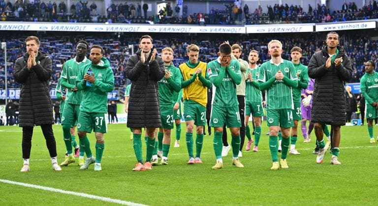 02 11 2025 Soccer Season 2025 2026 2 Soccer Bundesliga 11 Matchday SC Paderborn 07 SCP SpVgg Greuther Fürth SGF Kleeblatt Sportfoto Zink xwoxzix DFL regulations prohibit any use of photographs as image sequences and or quasi video only for editorial use Mannschaft Team Fürth disappointed Disappointment after the end of the match