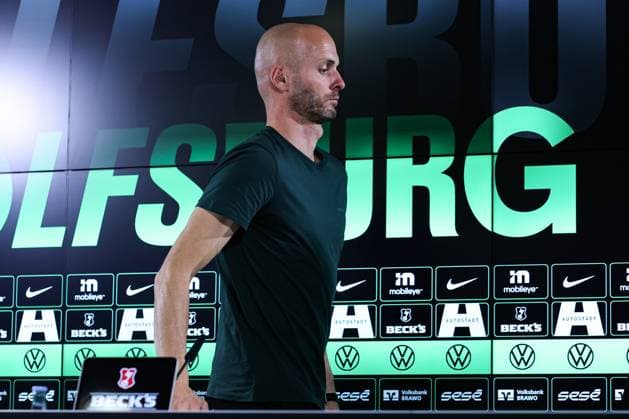Coach Paul Simonis VfL Wolfsburg 1 Soccer Bundesliga Season 2025 2026 Press Conference VfL Wolfsburg vs TSG Hoffenheim at the Volkswagen Arena in Wolfsburg Soccer,Germany,Man,Men,02 11 2025
