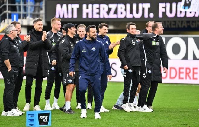02 11 2025 Soccer Season 2025 2026 2 Soccer Bundesliga 11 Matchday SC Paderborn 07 SCP SpVgg Greuther Fürth SGF Kleeblatt Sportfoto Zink xwoxzix DFL regulations prohibit any use of photographs as image sequences and or quasi video only for editorial use Ralf Kettemann Trainer SC Paderborn 07 und Staff Jubel Freude nach Spielende