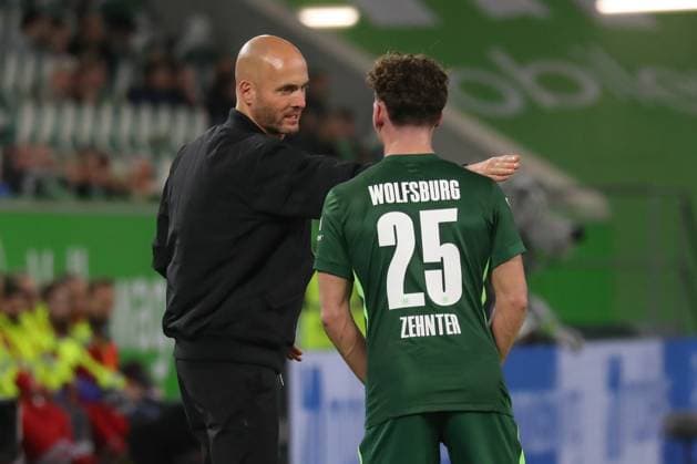 02 11 2025, xgox, Soccer 1 Bundesliga, VfL Wolfsburg TSG 1899 Hoffenheim emspor, v l Paul Simonis Wolfsburg, coach , Aaron Zehnter Wolfsburg, 25 gives instructions, gesticulates with arms, gesticulate, gives instructions DFL DFB REGULATIONS PROHIBIT ANY USE OF PHOTOGRAPHS as IMAGE SEQUENCES and or QUASI VIDEO Wolfsburg