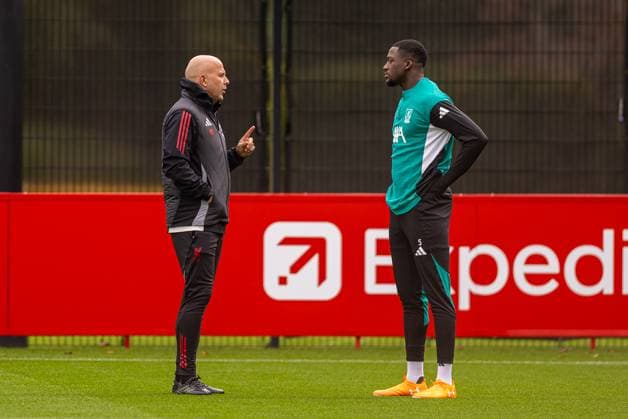 Football - UEFA Champions League - Liverpool FC v Real Madrid CF - MD-1 LIVERPOOL, ENGLAND - Monday, November 3, 2025: Liverpool s head coach Arne Slot (L) speaks withj Ibrahima KonatÃ during a training session at the AXA Training Centre ahead of the UEFA Champions League match between Liverpool FC and Real Madrid CF. (Photo by David Rawcliffe Propaganda) LIVERPOOL AXA Training Centre MERSEYSIDE ENGLAND  Copyright: xDavidxRawcliffex P2025-11-03-Liverpool_Real_Madrid_MD-1-3