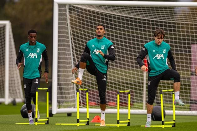 Football - UEFA Champions League - Liverpool FC v Real Madrid CF - MD-1 LIVERPOOL, ENGLAND - Monday, November 3, 2025: Liverpool s (L-R) Trey Nyoni, Ryan Gravenberch and Federico Chiesa during a training session at the AXA Training Centre ahead of the UEFA Champions League match between Liverpool FC and Real Madrid CF. (Photo by David Rawcliffe Propaganda) LIVERPOOL AXA Training Centre MERSEYSIDE ENGLAND  Copyright: xDavidxRawcliffex P2025-11-03-Liverpool_Real_Madrid_MD-1-13