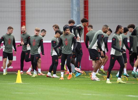 Football, Men, Champions League, Season 2025 2026, FC Bayern Munich, Final training Sacha Boey FC Bayern Munich warming up, running