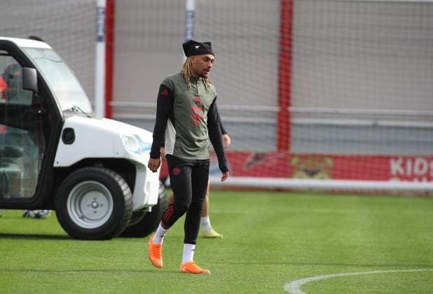 Football, Men, Champions League, Season 2025 2026, FC Bayern Munich, Final training Sacha Boey FC Bayern Munich walks across the training pitch