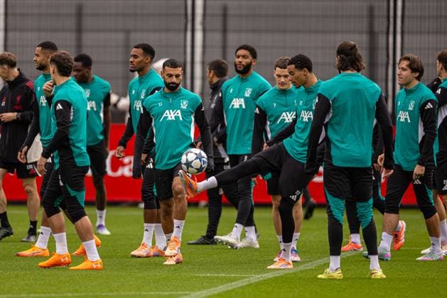 Football - UEFA Champions League - Liverpool FC v Real Madrid CF - MD-1 LIVERPOOL, ENGLAND - Monday, November 3, 2025: Liverpool s Mohamed Salah (L) and Hugo Ekitike during a training session at the AXA Training Centre ahead of the UEFA Champions League match between Liverpool FC and Real Madrid CF. (Photo by David Rawcliffe Propaganda) LIVERPOOL AXA Training Centre MERSEYSIDE ENGLAND  Copyright: xDavidxRawcliffex P2025-11-03-Liverpool_Real_Madrid_MD-1-6