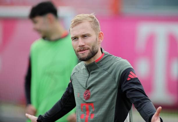 Football, Men, Champions League, Season 2025 2026, FC Bayern Munich, Final training Konrad Laimer FC Bayern Munich head, upper body, stretches both arms out from himself