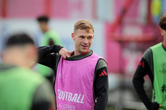 Football, Men, Champions League, Season 2025 2026, FC Bayern Munich, Final training Joshua Kimmich FC Bayern Munich standing with shirt, grip on collar