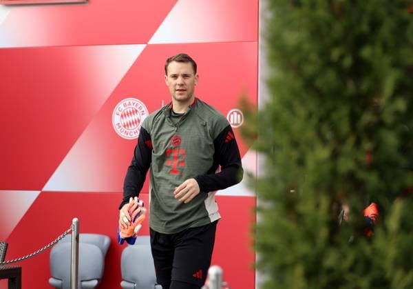 Football, Men, Champions League, Season 2025 2026, FC Bayern Munich, Final training Manuel Neuer FC Bayern Munich on the way to the training ground, Head, Upper body