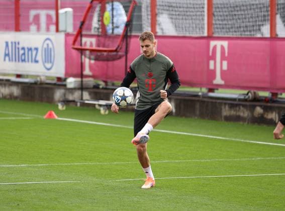 Football, Men, Champions League, Season 2025 2026, FC Bayern Munich, Final training Josip Stanisic FC Bayern Munich plays a ball