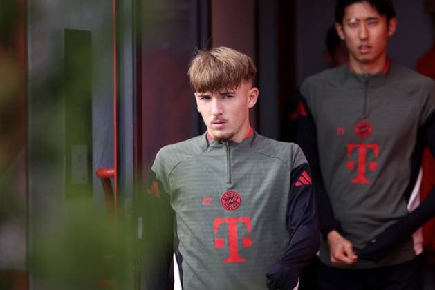 Football, Men, Champions League, Season 2025 2026, FC Bayern Munich, Final training Lennart Karl FC Bayern Munich on the way to the training ground, Head, Upper body