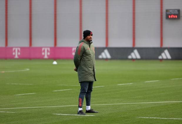 Football, Men, Champions League, Season 2025 2026, FC Bayern Munich, Final training session Vincent Kompany, Coach FC Bayern Munich standing alone on the training pitch