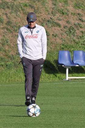 SSC Napoli Training Session And press conference, PK, Pressekonferenz - UEFA Champions League 2025 26 League Phase MD2 Antonio Conte coaches Napoli during a training session ahead of the UEFA Champions League 2025 26 at Napoli training center in Castel Volturno, Italy, on November 3, 2025. Castel Volturno Italy  Copyright: xCiroxDexLucax originalFilename:deluca-sscnapol251103_npduF.jpg