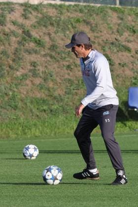 SSC Napoli Training Session And press conference, PK, Pressekonferenz - UEFA Champions League 2025 26 League Phase MD2 Antonio Conte coaches Napoli during a training session ahead of the UEFA Champions League 2025 26 at Napoli training center in Castel Volturno, Italy, on November 3, 2025. Castel Volturno Italy  Copyright: xCiroxDexLucax originalFilename:deluca-sscnapol251103_npLtr.jpg