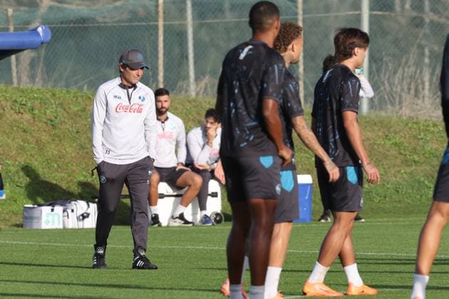 SSC Napoli Training Session And press conference, PK, Pressekonferenz - UEFA Champions League 2025 26 League Phase MD2 Antonio Conte coaches Napoli during a training session ahead of the UEFA Champions League 2025 26 at Napoli training center in Castel Volturno, Italy, on November 3, 2025. Castel Volturno Italy  Copyright: xCiroxDexLucax originalFilename:deluca-sscnapol251103_npM8j.jpg