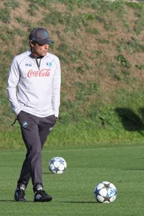 SSC Napoli Training Session And press conference, PK, Pressekonferenz - UEFA Champions League 2025 26 League Phase MD2 Antonio Conte coaches Napoli during a training session ahead of the UEFA Champions League 2025 26 at Napoli training center in Castel Volturno, Italy, on November 3, 2025. Castel Volturno Italy  Copyright: xCiroxDexLucax originalFilename:deluca-sscnapol251103_npnek.jpg