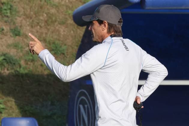 SSC Napoli Training Session And press conference, PK, Pressekonferenz - UEFA Champions League 2025 26 League Phase MD2 Antonio Conte coaches Napoli during a training session ahead of the UEFA Champions League 2025 26 at Napoli training center in Castel Volturno, Italy, on November 3, 2025. Castel Volturno Italy  Copyright: xCiroxDexLucax originalFilename:deluca-sscnapol251103_npSig.jpg