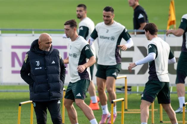 Juventus™ head coach Luciano Spalletti during the Juventus training session before the UCL Match Juventus vs Sporting at Continassa Juventus Training Center in Turin, north west Italy - Monday, November 3, 2025. - Soccer .  Copyright: xAlbertoxGandolfo LaPressex