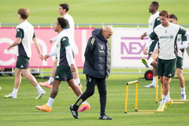 Juventus™ head coach Luciano Spalletti during the Juventus training session before the UCL Match Juventus vs Sporting at Continassa Juventus Training Center in Turin, north west Italy - Monday, November 3, 2025. - Soccer .  Copyright: xAlbertoxGandolfo LaPressex