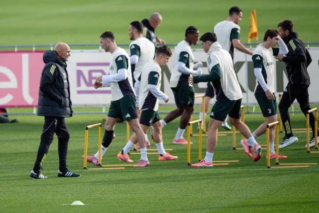 Juventus™ head coach Luciano Spalletti during the Juventus training session before the UCL Match Juventus vs Sporting at Continassa Juventus Training Center in Turin, north west Italy - Monday, November 3, 2025. - Soccer .  Copyright: xAlbertoxGandolfo LaPressex