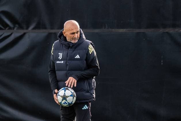 Juventus™ head coach Luciano Spalletti during the Juventus training session before the UCL Match Juventus vs Sporting at Continassa Juventus Training Center in Turin, north west Italy - Monday, November 3, 2025. - Soccer .  Copyright: xAlbertoxGandolfo LaPressex