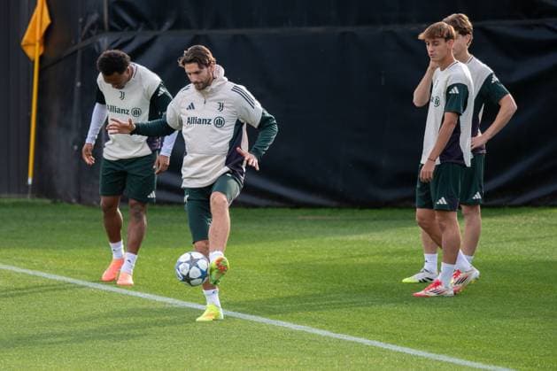 Juventus Manuel Locatelli during the Juventus training session before the UCL Match Juventus vs Sporting at Continassa Juventus Training Center in Turin, north west Italy - Monday, November 3, 2025. - Soccer .  Copyright: xAlbertoxGandolfo LaPressex