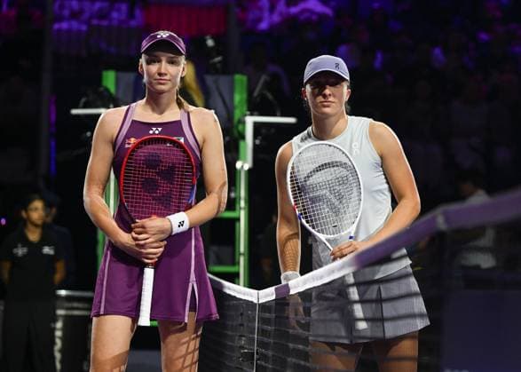 WTA, Tennis Damen Finals 2025 in Riyadh - Day Three RIYADH, SAUDI ARABIA - NOVEMBER 3: Iga Swiatek (R) of Poland and Elena Rybakina (L) of Kazakhstan pose for a photo ahead of their second group-stage match on Day 3 of the 2025 WTA Finals, part of the Hologic WTA Tour, at King Saud University Indoor Arena in Riyadh, Saudi Arabia, on November 3, 2025. Artur Widak Anadolu Riyadh Saudi Arabia. Editorial use only. Please get in touch for any other usage.  Copyright: x2025xAnadoluxArturxWidakx
