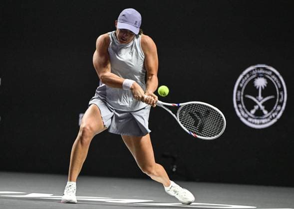 WTA, Tennis Damen Finals 2025 in Riyadh - Day Three RIYADH, SAUDI ARABIA - NOVEMBER 3: Iga Swiatek of Poland plays against Elena Rybakina of Kazakhstan during their second group-stage match on Day 3 of the 2025 WTA Finals, part of the Hologic WTA Tour, at King Saud University Indoor Arena in Riyadh, Saudi Arabia, on November 3, 2025. Artur Widak Anadolu Riyadh Saudi Arabia. Editorial use only. Please get in touch for any other usage.  Copyright: x2025xAnadoluxArturxWidakx