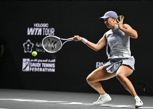 WTA, Tennis Damen Finals 2025 in Riyadh - Day Three RIYADH, SAUDI ARABIA - NOVEMBER 3: Iga Swiatek of Poland plays against Elena Rybakina of Kazakhstan during their second group-stage match on Day 3 of the 2025 WTA Finals, part of the Hologic WTA Tour, at King Saud University Indoor Arena in Riyadh, Saudi Arabia, on November 3, 2025. Artur Widak Anadolu Riyadh Saudi Arabia. Editorial use only. Please get in touch for any other usage.  Copyright: x2025xAnadoluxArturxWidakx